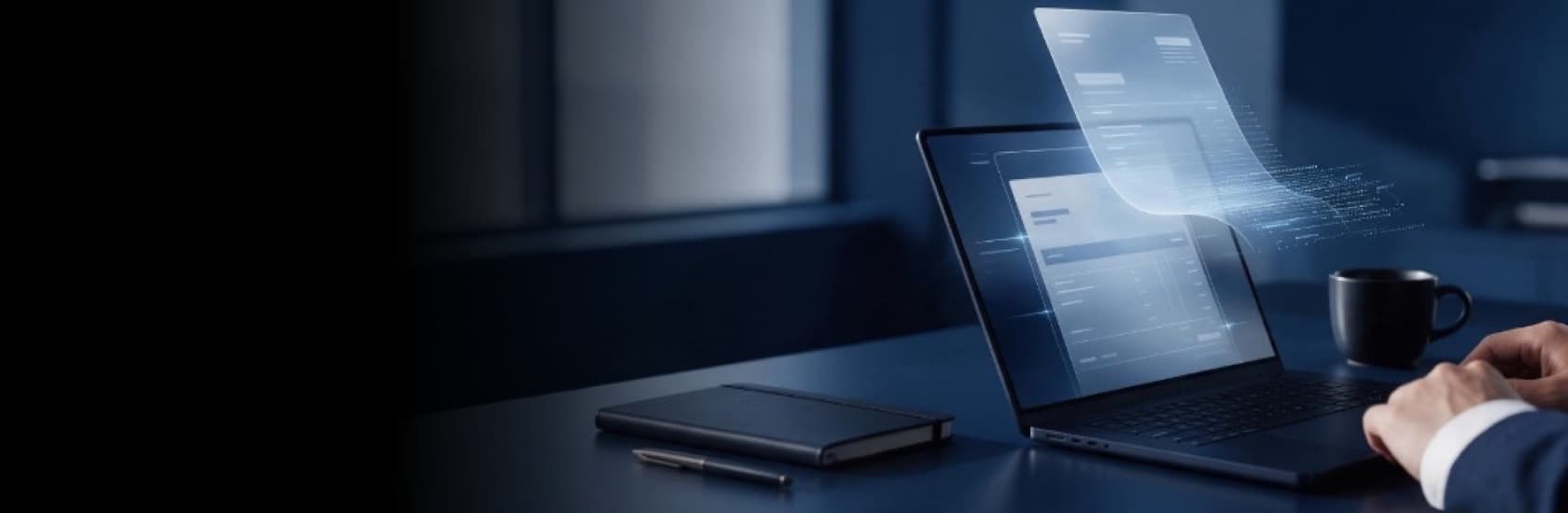 Laptop auf einem Schreibtisch, über dem eine digitale Rechnung schwebt